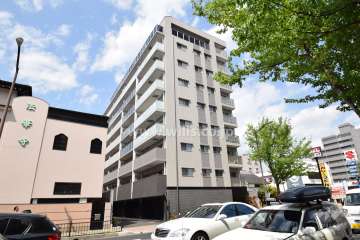 プレサンスロジェ江坂の外観（南西側から）