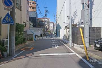 敷地西側の前面道路（南側から）
