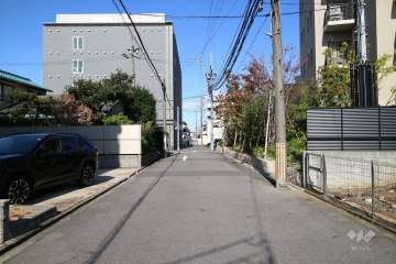 敷地西側の前面道路