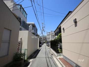 敷地北側の前面道路