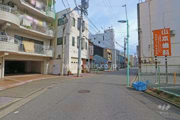 敷地南側の前面道路（西側から）