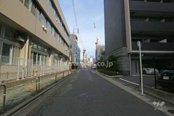 敷地西側の前面道路（南側から）