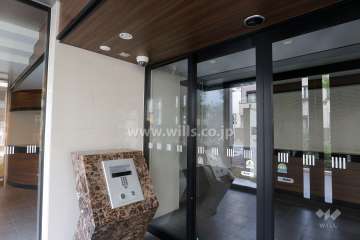 エントランスはオートロック付きです。