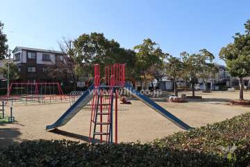 敷地南側の森前公園