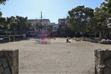 敷地南側の森前公園