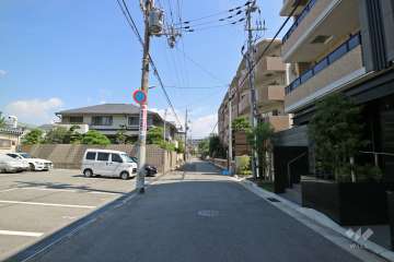 敷地西側の前面道路（南側から）