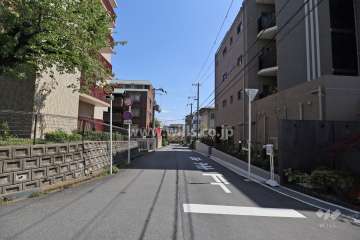 敷地北東側の前面道路（北西側から）