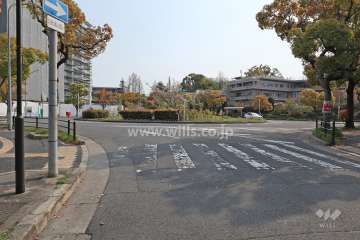 敷地西側の前面道路。ロータリーになっています。