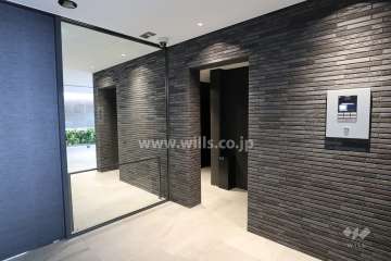 エントランスはオートロック付きです。