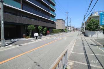 敷地南側の前面道路（西側から）