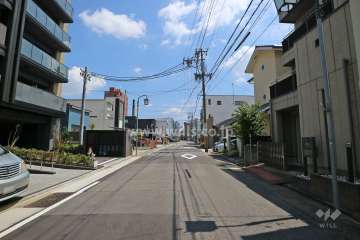 敷地南側の前面道路（西側から）