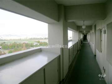 六甲山系や仁川競馬場を一望できる廊下