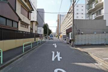 敷地南側の前面道路（東側から）