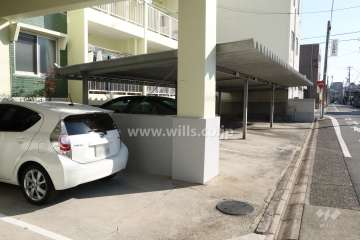 敷地内駐車場（屋外平面式　※屋根付き）