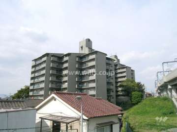 手前がB棟、右奥がA棟（東側に阪急宝塚線が走っています。）