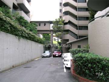 B棟の駐車場と渡り廊下