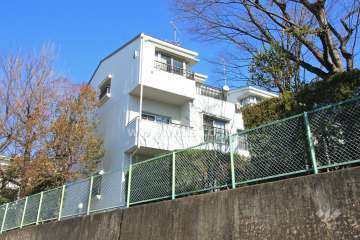 八事本町団地４号棟の外観（南西側から）