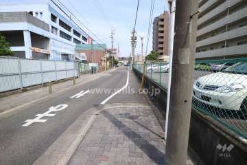 敷地の北西側前面道路（西側から）