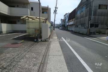 敷地の西側前面道路（北側から）