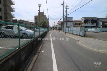 敷地の北西側前面道路（東側から）