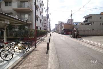 敷地西側の前面道路