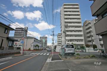 敷地西側の前面道路