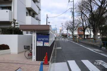 敷地西側の前面道路