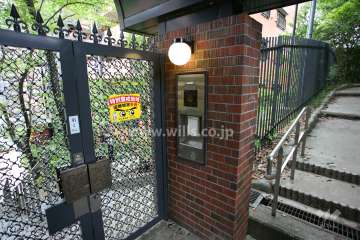 エントランスはオートロックです。