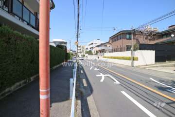 敷地東側の前面道路（南側から）