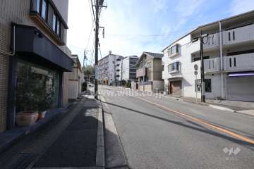 敷地東側の前面道路（北側から）