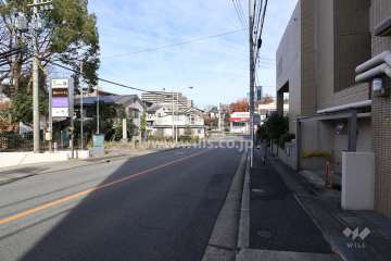 敷地東側の前面道路（南側から）