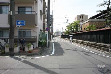 敷地西側の前面道路