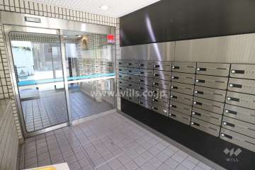 エントランスホールと共用ポスト