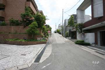 敷地南側の前面道路
