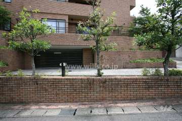 駐車場の出入口(リングシャッター付き)