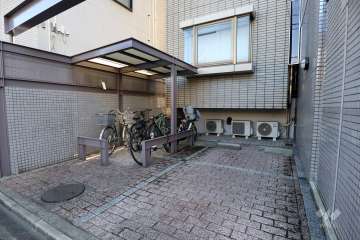 駐輪場と敷地内駐車場（屋外平面式）