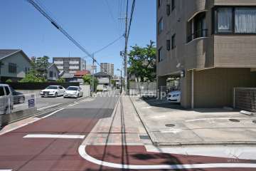 敷地西側の前面道路