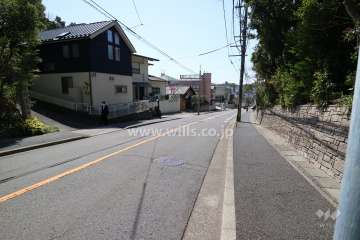 敷地南東側の前面道路（北側から）