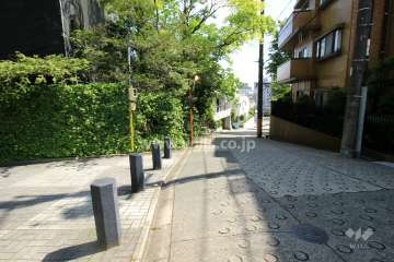 敷地西側の前面道路