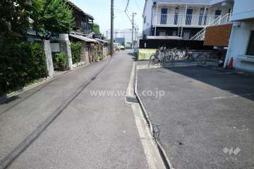北側前面道路（西側から）