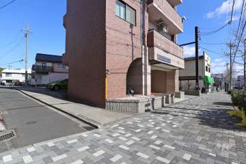 敷地南側と西側の前面道路