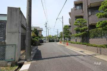 敷地南側の前面道路