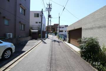 敷地西側の前面道路（北側から）