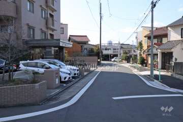 敷地西側の前面道路