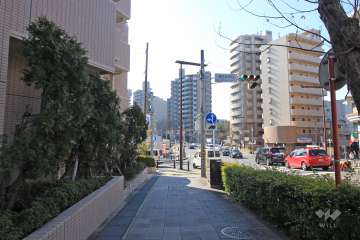 敷地西側の前面道路