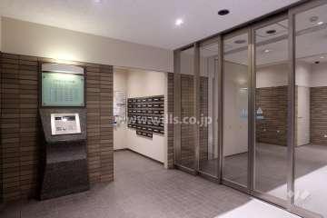 エントランスはオートロック付きです。