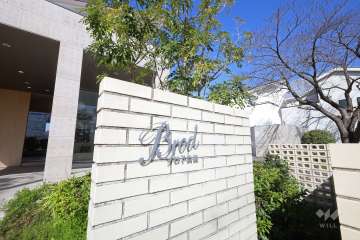 エントランスに設置された銘板