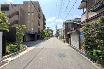 敷地西側の前面道路（北側から）