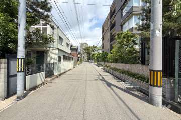 敷地西側の前面道路（南側から）