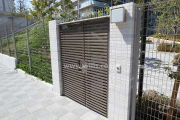 敷地内の公園に入る入口